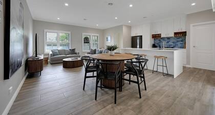 Paradise on Prince - Sleek & Stylish, Pets Allowed