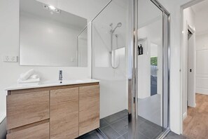 Dusche, Haartrockner, Handtücher, Shampoo