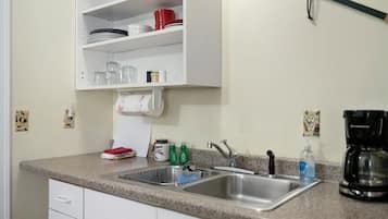 Réfrigérateur, micro-ondes, cafetiÚre/bouilloire, grille-pain