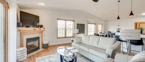 Tv, pejs, bordtennisbord, stereoanlæg