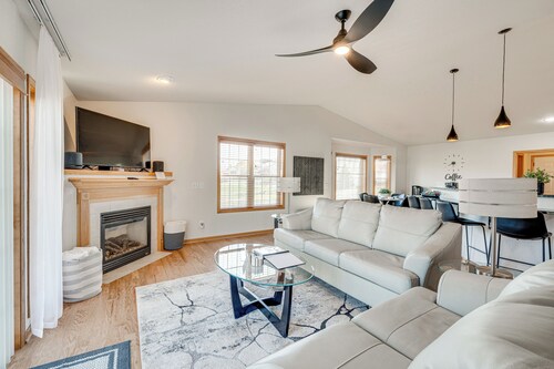 Luxury 'Prairie Retreat': 5 Min from Madison!