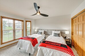 3 bedrooms, desk, iron/ironing board, travel crib