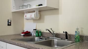 Refrigerador, microondas, cafetera y tetera y tostadora