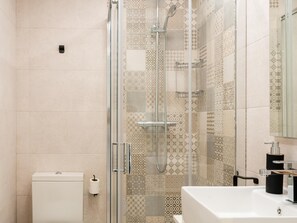 Dusche, Haartrockner, Handtücher