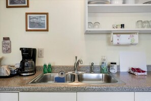 Kühlschrank, Mikrowelle, Wasserkocher mit Kaffee-/Teezubehör, Toaster