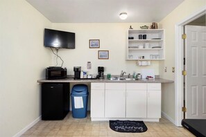 Réfrigérateur, micro-ondes, cafetière/bouilloire, grille-pain