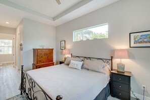 4 bedrooms, iron/ironing board, travel cot, WiFi - Englewood Escape Near Beaches w/ Private Lanai! (Englewood)