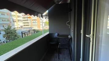 Habitación estándar doble | Zona de estar | Televisión de pantalla plana de 32 pulgadas con canales digitales