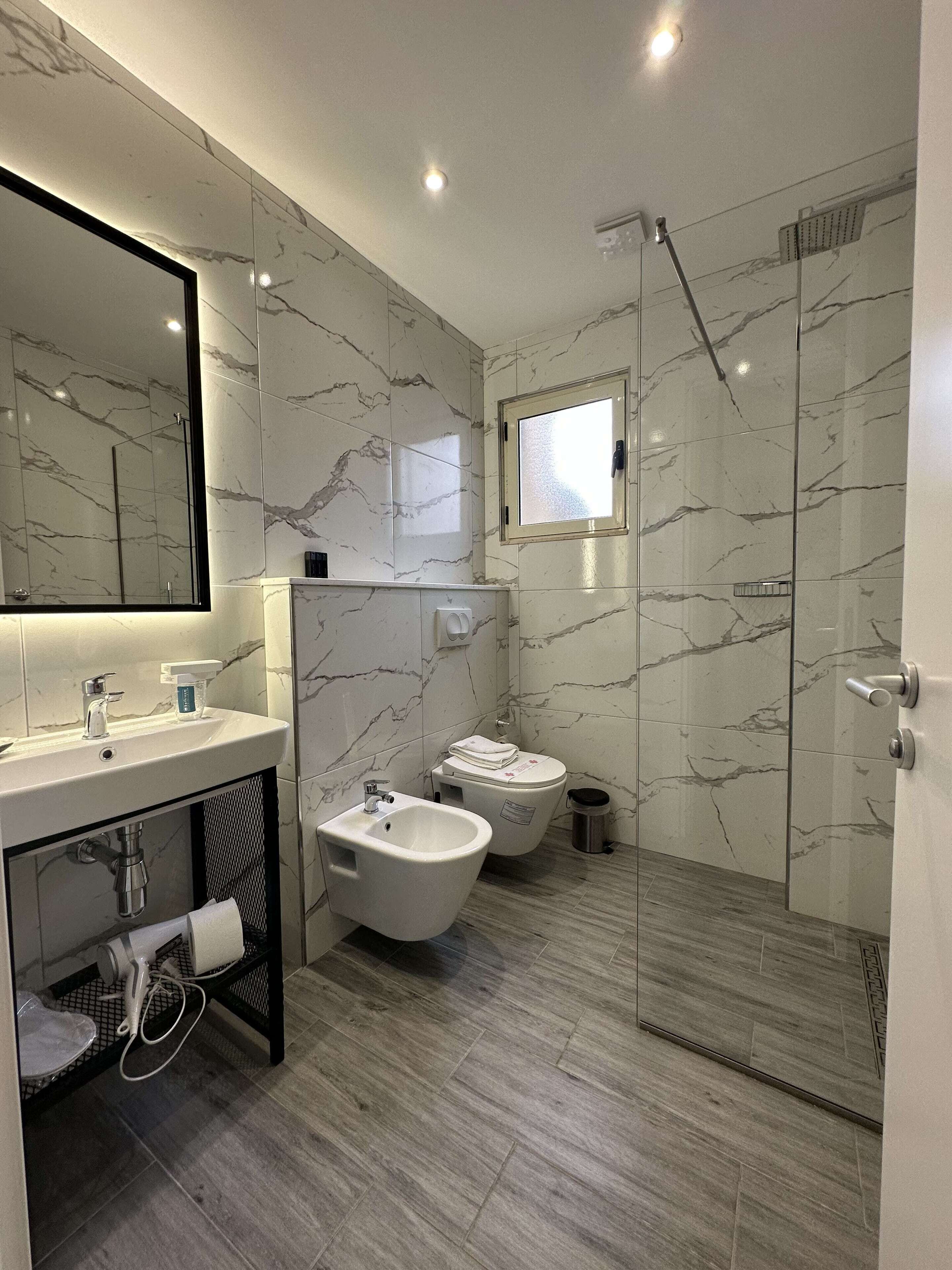 Tweepersoonskamer | Badkamer | Een haardroger, pantoffels