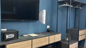 Quarto casal luxo | Área de estar | TV de tela plana 32 polegadas com canais digitais