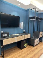 Deluxe Double Room | Living area | 32-inch flat-screen TV with digital channels