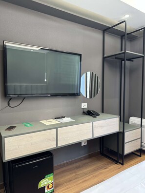 Dobbeltrom – standard | Oppholdsområde | En 32-tommers Flatskjerm-TV med digitale kanaler