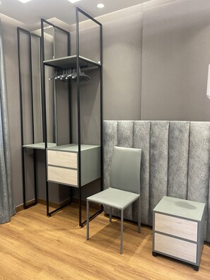 Deluxe-dobbeltværelse | Opholdsområde | 32-tommers fladskærms-tv med digitale kanaler