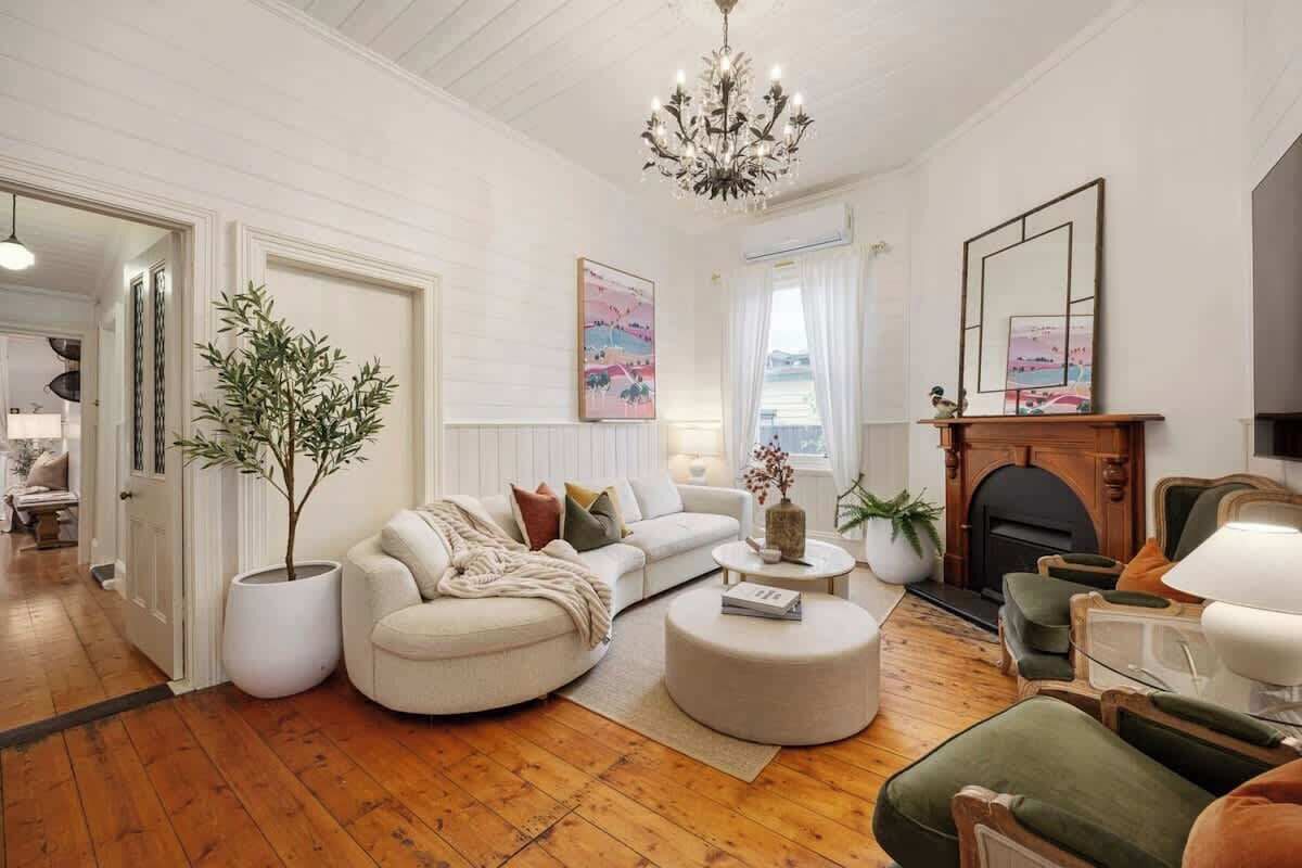 Televisión, chimenea y oficina 