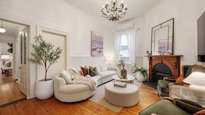 TV, fireplace, offices - Oliver's Cottage Yarra Valley | Spa and Sauna (Yarra Glen)
