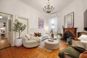 Télévision, cheminée, espaces bureaux