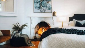 6 bedrooms, iron/ironing board, WiFi, bed sheets - Oliver's Cottage Yarra Valley | Spa and Sauna (Yarra Glen)