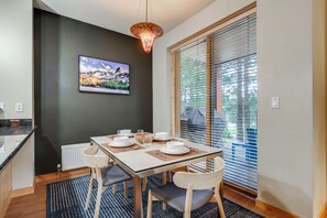 Unclassified image, 4 of 22, button - Mammoth Lakes Condo w/ Fireplace: Near Skiing! (Mammoth Lakes)