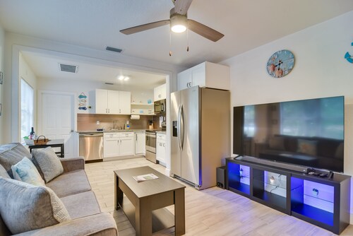Walk to Art District + Beach: Pet-Friendly Getaway
