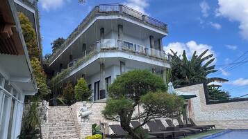 Standard Studio - Free Shuttle to Banjar Nyuh Harbor (1 Way) | Terrace/patio