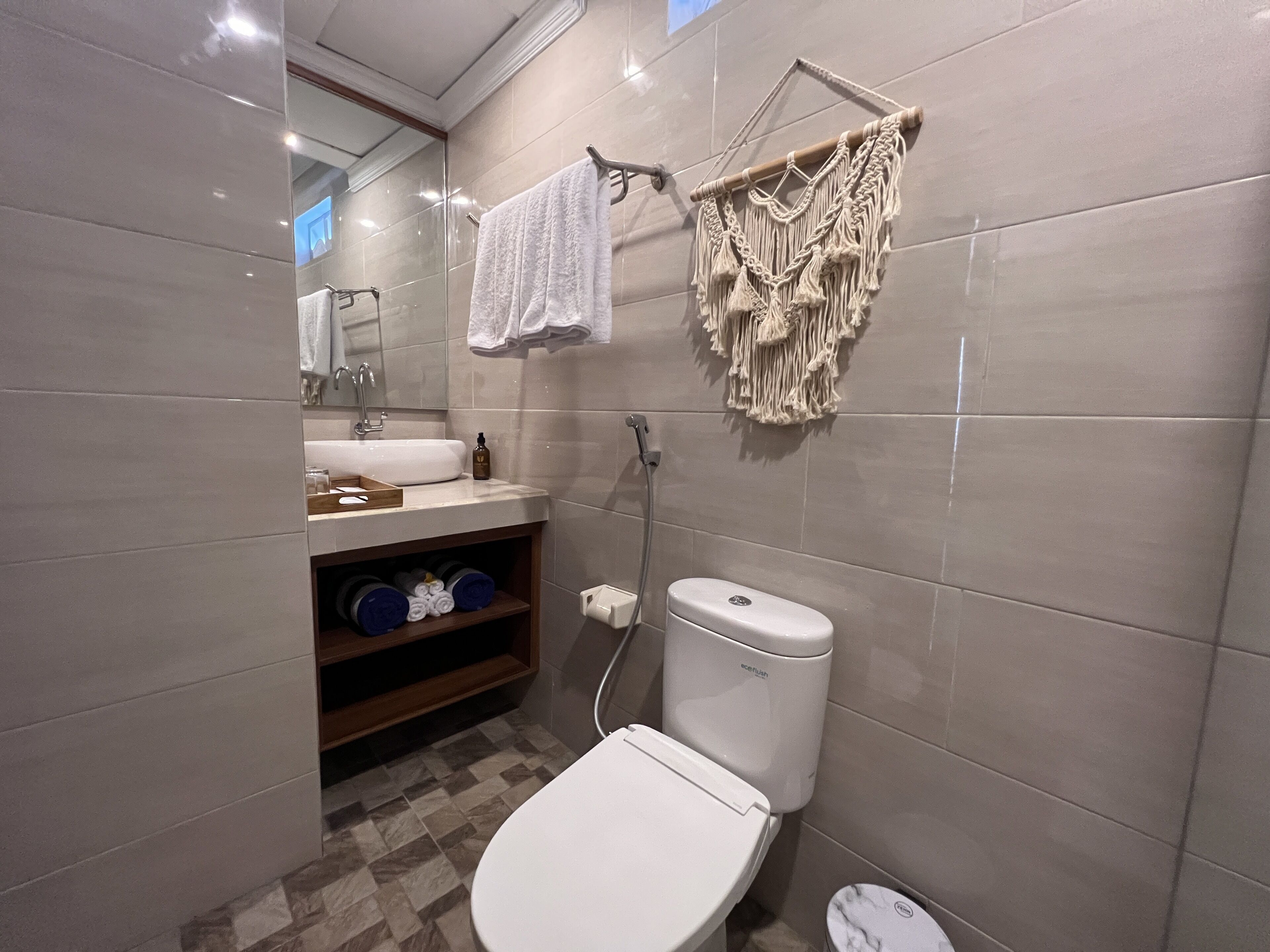 Une petite salle de bain comprenant des toilettes, un lavabo et une douche.