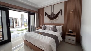 Un dormitorio moderno con una cama grande, paneles de madera, una hamaca y vistas al exterior.