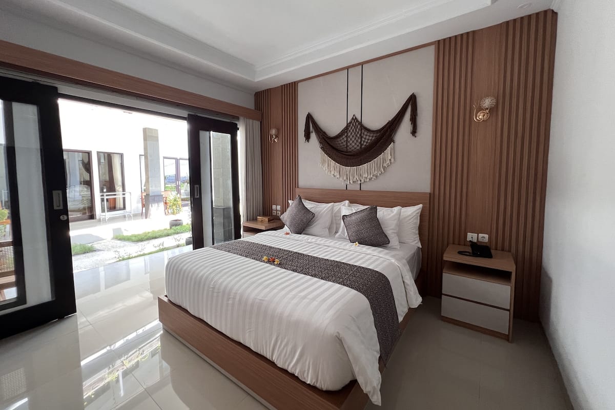 Double Room, 1 King Bed | Minibar, desk, laptop workspace, free WiFi