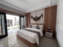 Minibar, desk, laptop workspace, free WiFi