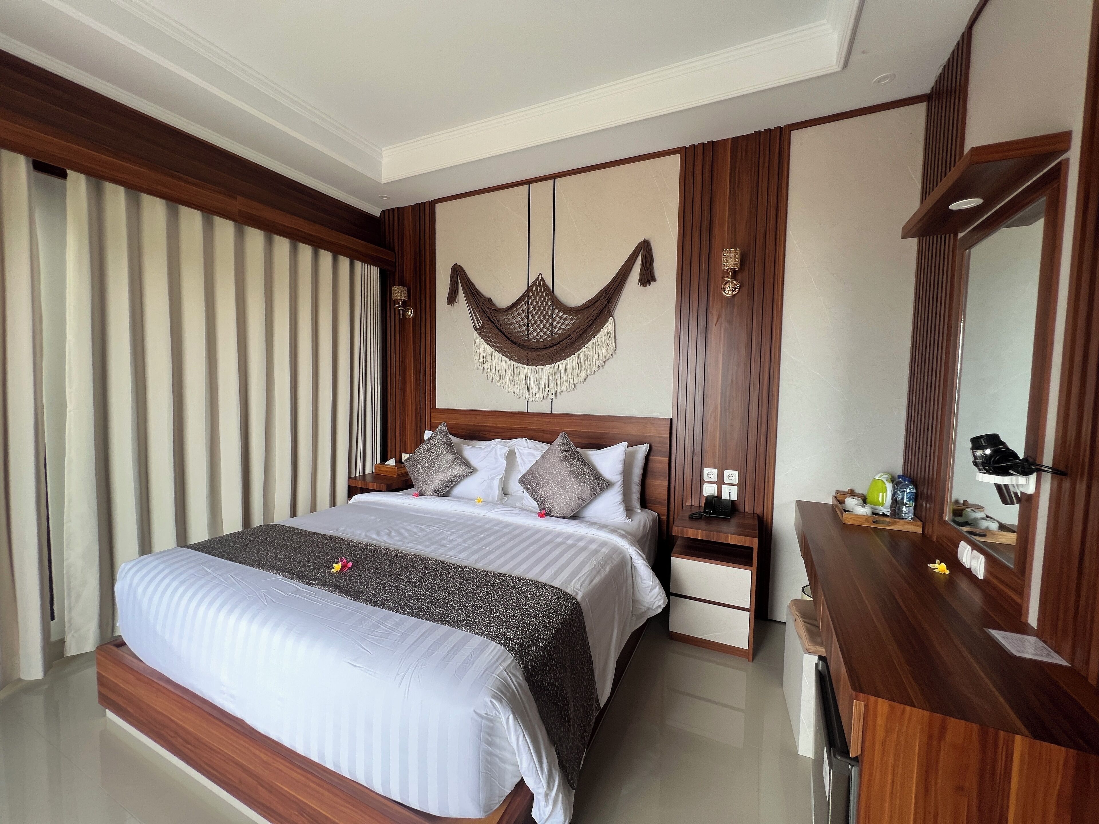 Minibar, meja kerja, ruang kerja ramah laptop, dan Wi-Fi gratis
