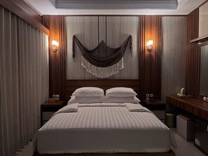 Minibar, desk, laptop workspace, free WiFi - Grand Yuna Hotel (Penida Island)