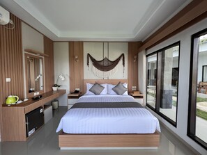 Minibar, escritorio, espacio para trabajar con laptop y wifi gratis 