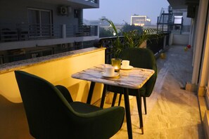 Terrace/patio - AVA Hotels and Corporate Stays Golf course (Gurugram)