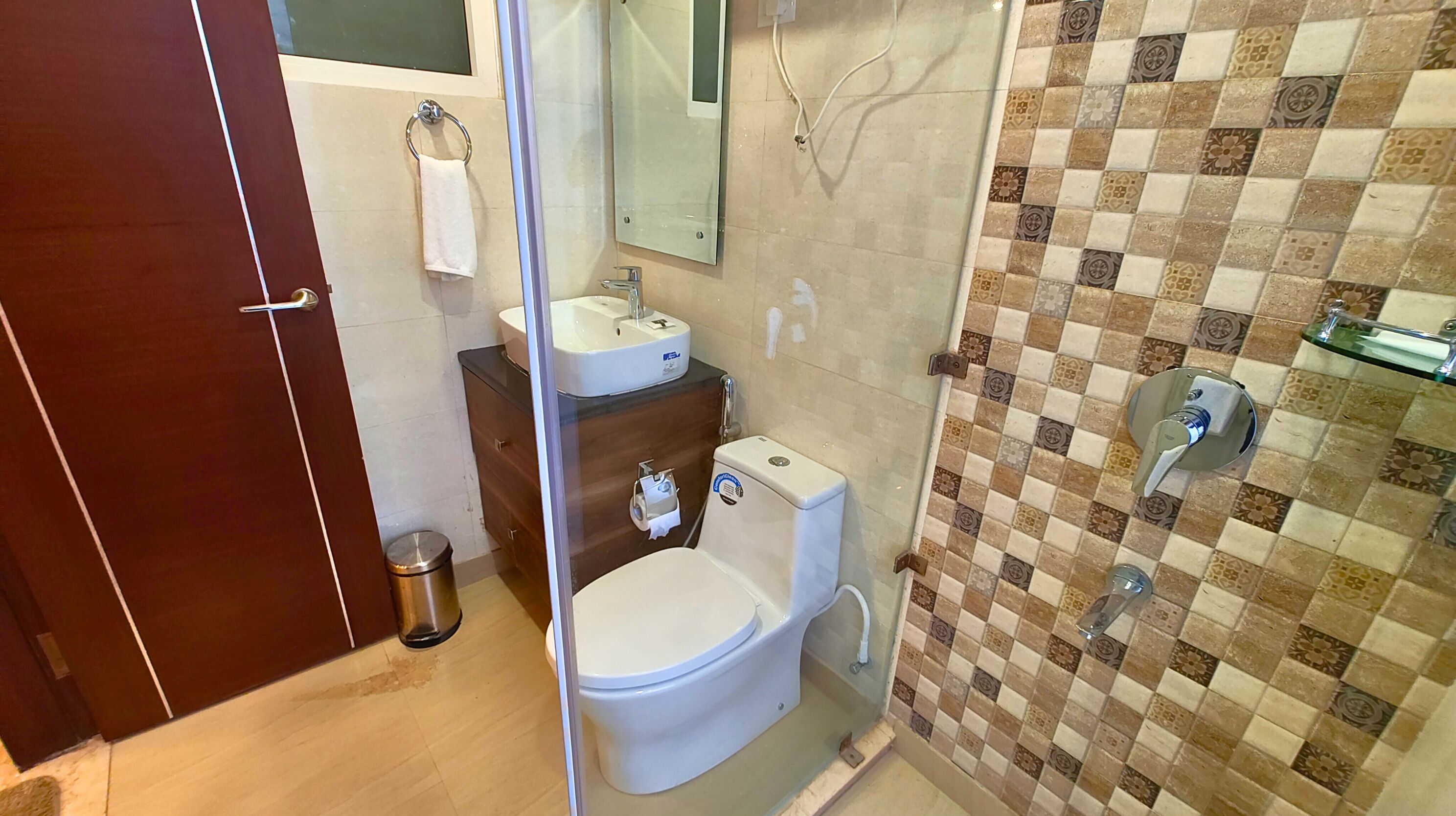 Un baño con inodoro, lavabo y zona de ducha.
