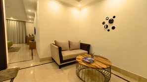 Rom – superior | Oppholdsområde | En 50-tommers smart-TV med digitale kanaler