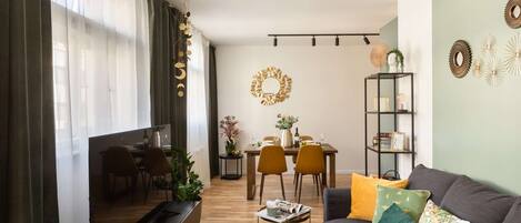 TV, bøker og stereoanlegg