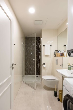 Bathtub, hair dryer, towels - Prague Bohemian Rhapsody Suites - Boutique luxury living in the heart of Prague (Prague)