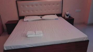 1 bedroom, bed sheets