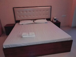 1 bedroom, bed sheets