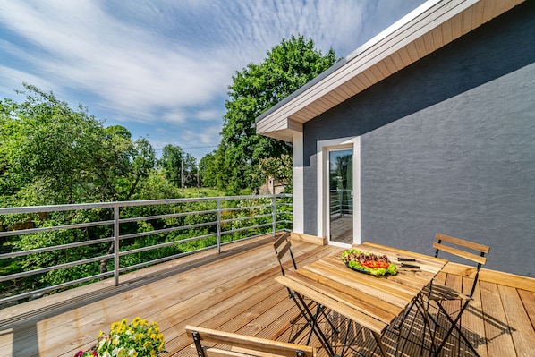 Outdoor dining - Lovely scandinavian style studio with terrace (Riga)