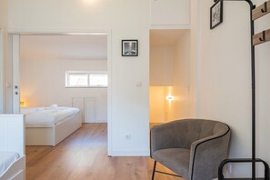3 bedrooms, iron/ironing board, WiFi, bed sheets