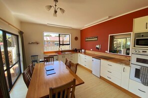Fridge, stovetop, dishwasher, toaster - The Old Bakery - Waterfront Retreat in Collingwood (Collingwood)