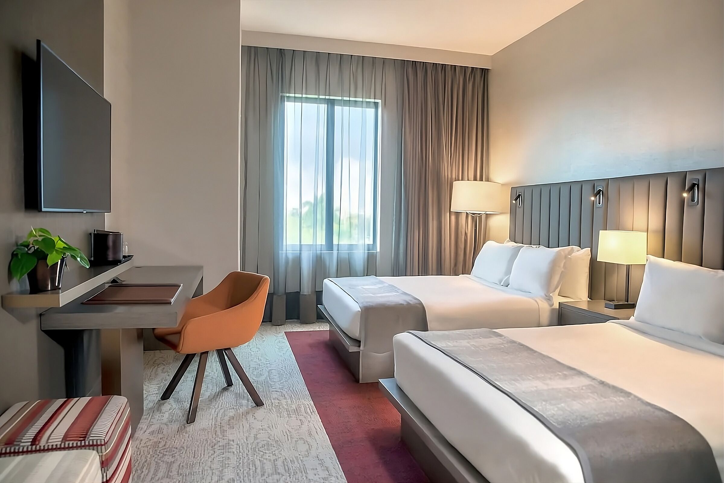Relax and Recharge! Rooftop Pool, Pets Allowed! Close to University of Miami!
