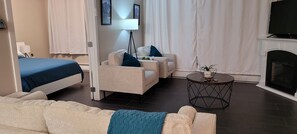 Smart TV, fireplace - 2 Bedroom Condo, Close to River, Hospitals, University, Shopping- Free Parking (Saskatoon)