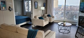 2 bedrooms, in-room safe, desk, iron/ironing board - 2 Bedroom Condo, Close to River, Hospitals, University, Shopping- Free Parking (Saskatoon)