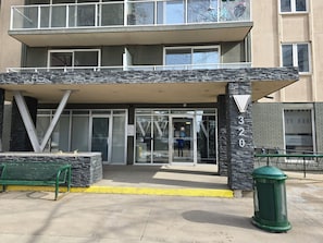 Exterior detail - 2 Bedroom Condo, Close to River, Hospitals, University, Shopping- Free Parking (Saskatoon)
