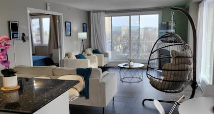 2 Bedroom Condo, Close to River, Hospitals, University, Shopping- Free Parking