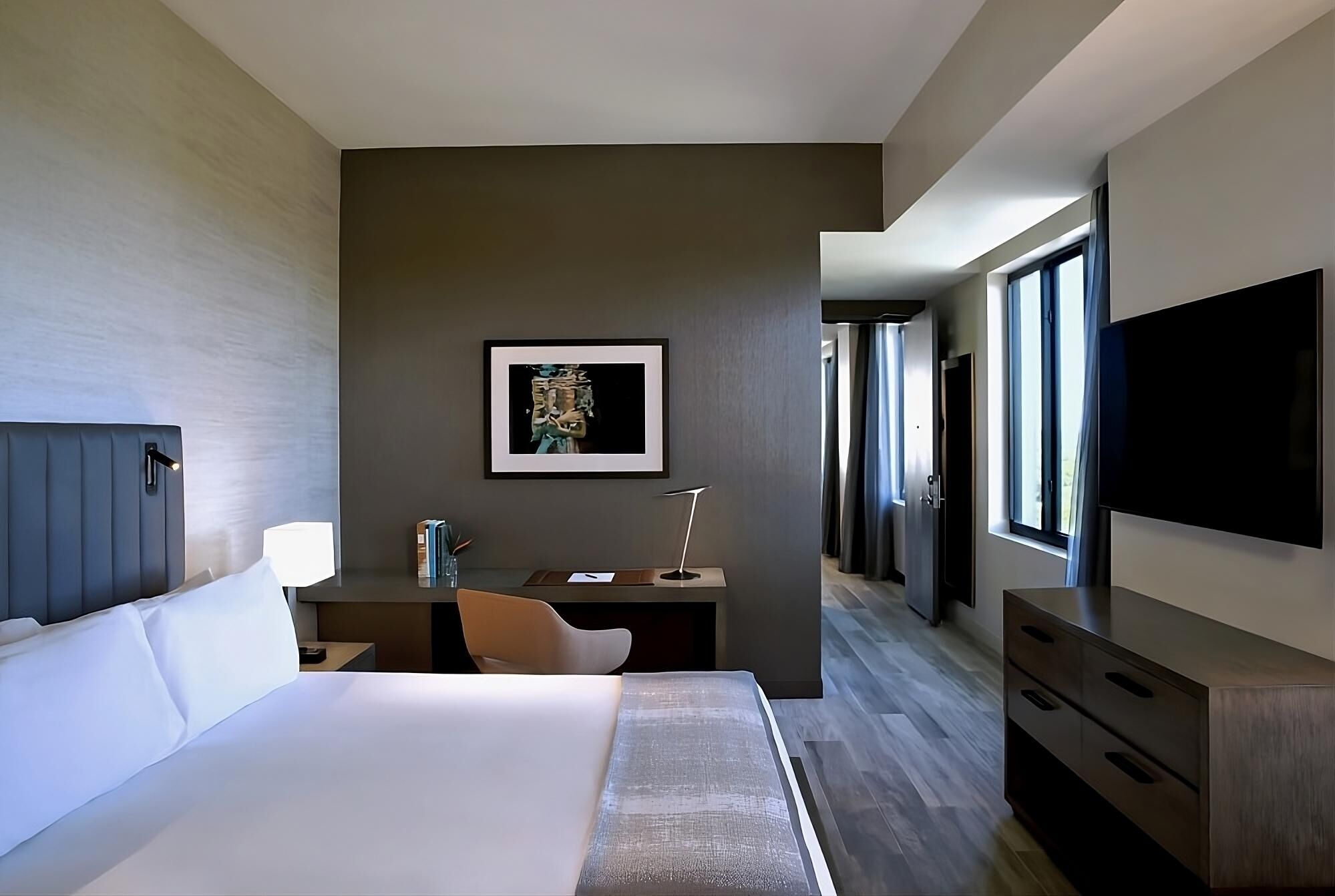 Relax and Recharge! Rooftop Pool, Pets Allowed! Close to University of Miami!