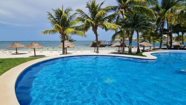Pool - Oceanfront Condo · Hotel Zone · Near Isla Ferry (CancÃºn)