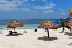 Beach nearby - Oceanfront Condo · Hotel Zone · Near Isla Ferry (CancÃºn)