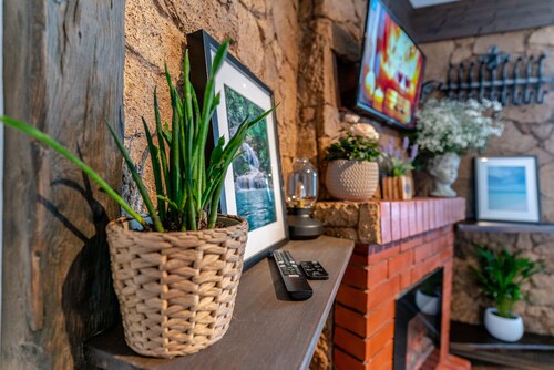 Studio with charmic electric fireplace for a romantic getaway